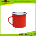 Taza útil del esmalte rojo